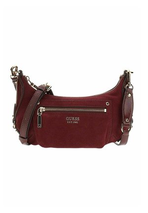 Sac à bandoulière en daim bordeaux avec une poche zippée à l'avant, un détail logo et une sangle en cuir ajustable. Éléments métalliques dorés.