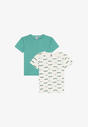 Duas T-shirts: uma verde com riscas horizontais, a outra creme com um padrão de crocodilo verde. Ambas têm decote redondo e mangas curtas.