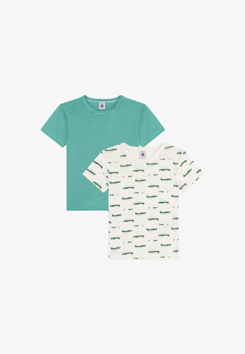 Deux T-shirts : l'un vert avec des rayures horizontales, l'autre crème avec un imprimé crocodile vert. Les deux ont des cols ronds et des manches courtes.