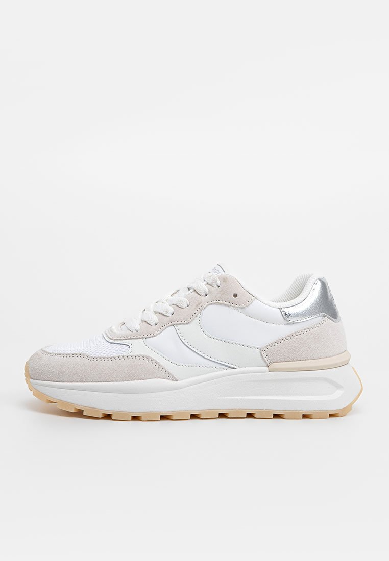 Baskets blanches en maille et suède, avec un bout rond, des accents argentés et une semelle en caoutchouc léger au fond texturé.