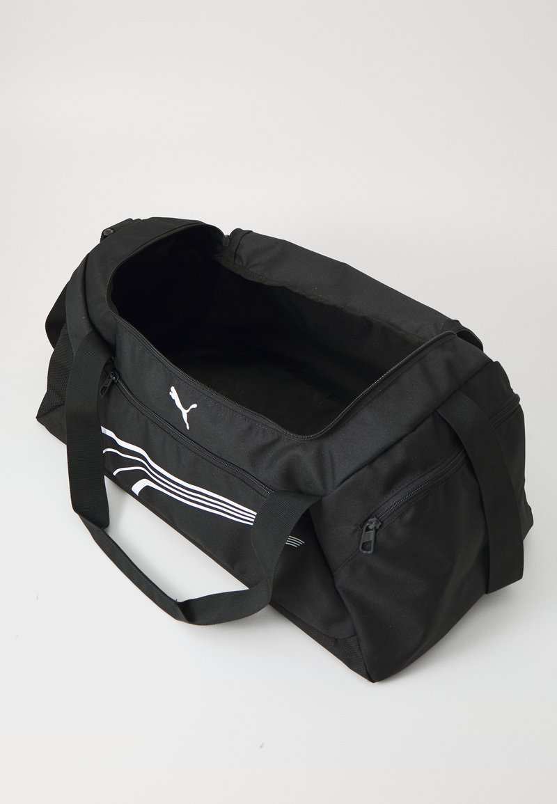 Sac de sport noir en tissu durable, avec un haut zippé, des poignées doubles et un logo blanc avec des accentuations en rayures d'un côté.