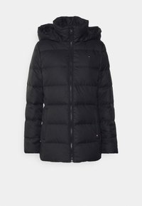 Musta toppatakki hupulla, jossa tikattu kuviointi, etuvetoketju ja sivutaskut. Pieni logoyksityiskohta rinnan yläosassa.