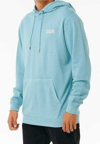 Jasnoniebieska bluza z kapturem wykonana z miękkiego materiału. Zawiera kieszeń z przodu oraz sznurki w kapturze, z minimalistycznym detalem logo na piersi.