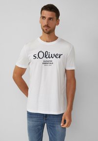 Witte katoenen t-shirt met een ronde hals en korte mouwen, met zwarte tekst die zegt "s.Oliver Elevated Essentials Sinds 1969."