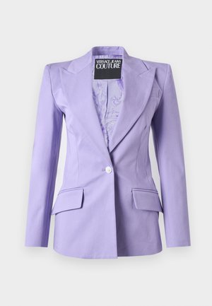 Μπλέιζερ γυναικείο σε λιλά χρώμα με ένα λευκό κουμπί, γιακά με σχισμή, τσέπες με καπάκι και εσωτερική φόδρα με σχέδια από τη Versace Jeans Couture.