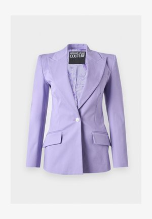 Blazer femme lavande avec un bouton blanc unique, revers crantés, poches à rabat et doublure intérieure à motifs de Versace Jeans Couture.