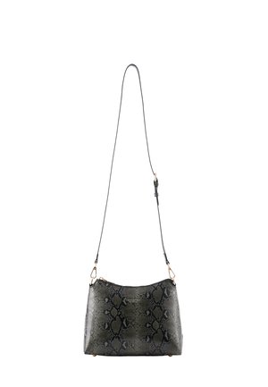 Schwarze und dunkelgraue Schultertasche mit Schlangenprint, verstellbarem Schulterriemen und goldfarbenen Beschlägen, oberer Reißverschluss, auf weißem Hintergrund.
