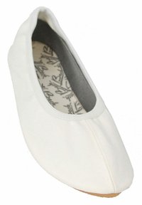 Weiße Leinenschuh-Ballettschuhe mit einer abgerundeten Spitze, genähten Details und einer kontrastierenden grauen Innensohle. Glatte Textur und schlichtes Design.