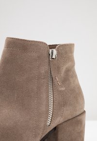 Pier One Tronchetti - beige