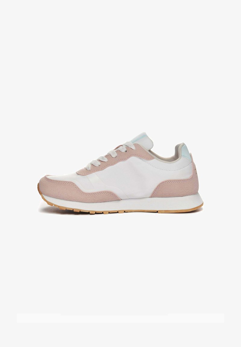 Scarpa da corsa in materiale sintetico bianco con dettagli in suede rosa, dotata di una suola in gomma testurizzata, lacci rotondi e colletto imbottito.