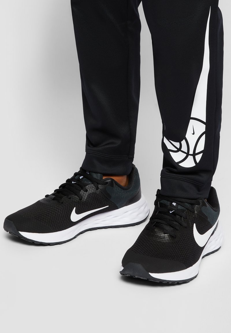 Performance REVOLUTION 6 UNISEX - Zapatillas de running - black/white/dark smoke grey/negro - Zalando.es