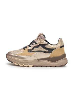 Low-top sneaker in beige, goud, zwart en bruin met zwarte veters, gestructureerd bovenwerk en dikke zool, zijkant zichtbaar op een witte achtergrond.