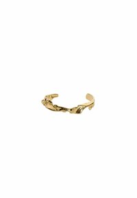 Bracciale a maniche dorato con un design ondulato e organico. Presenta superfici lisce e una leggera texture, con estremità aperte per una vestibilità regolabile.