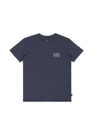 T-shirt blu navy maniche corte con scollo rotondo e piccolo design geometrico multicolore e testo sulla zona sinistra del petto.