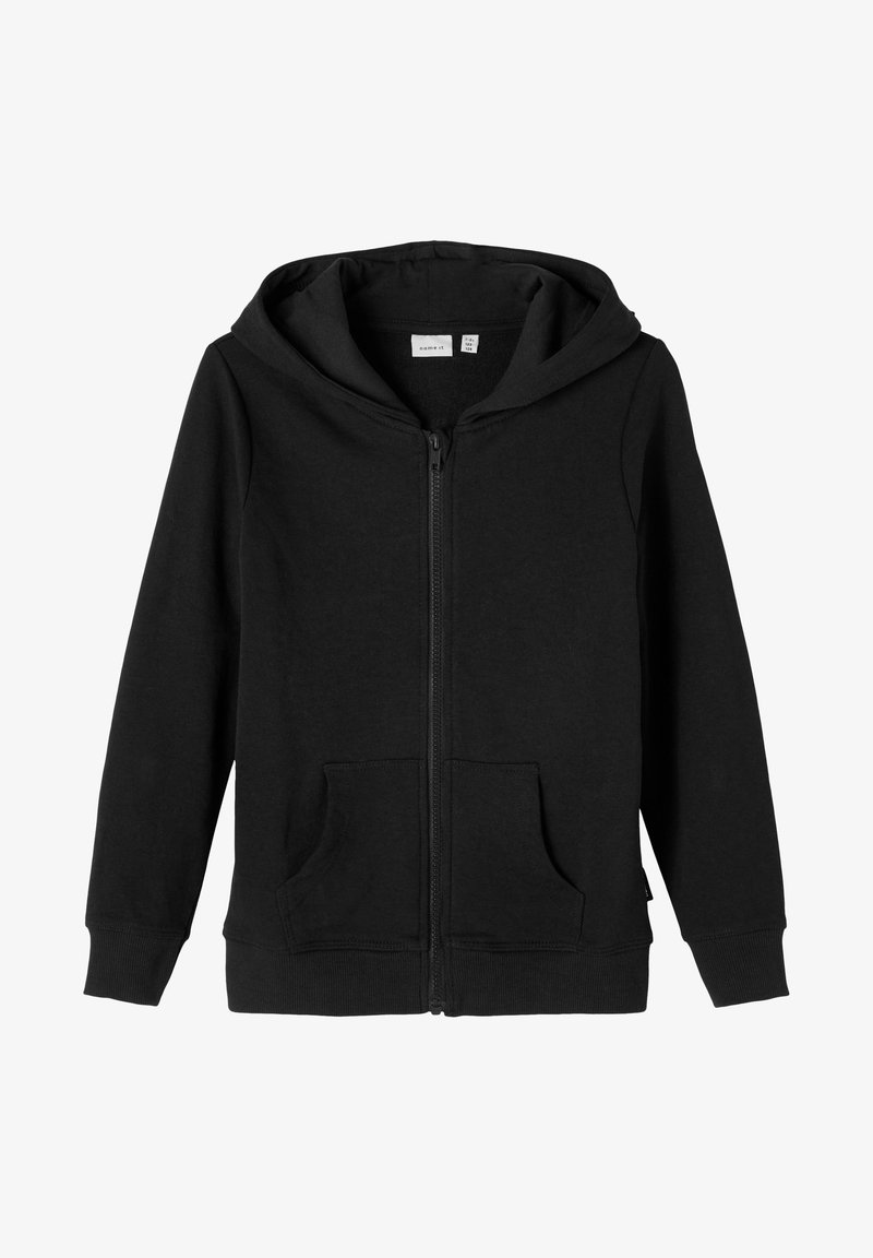 Svart zip-up hoodie tillverkad av mjukt bomullsmaterial. Har en huva, två framfickor och ribbade muddarna vid ärmarna och nederkanten.