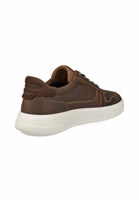 Sneaker en cuir marron avec un talon texturé marron foncé, semelle en caoutchouc crème et surpiqûres sur les côtés. Design à lacets.