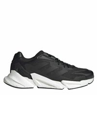 Zapatilla deportiva negra con parte superior de malla texturizada, que cuenta con una suela blanca acolchada y tres rayas laterales negras para la marca.