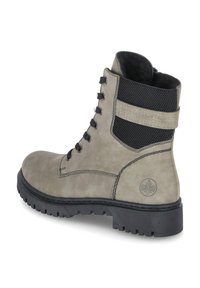 Bottine en daim grise avec panneau en maille noire, lacets noirs et semelle en caoutchouc. Présente des accents cousus et un détail logo sur le côté.