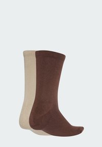 Dos pares de calcetines de tripulación: uno en beige claro y el otro en marrón oscuro. Ambos tienen una textura acanalada y un acabado suave.