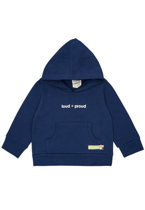 Dunkelblauer Kapuzenpullover aus Baumwolle mit einer vorderen Kängurutasche, weißem Text "loud + proud" und kleinem Etikett in Grün und Rot.