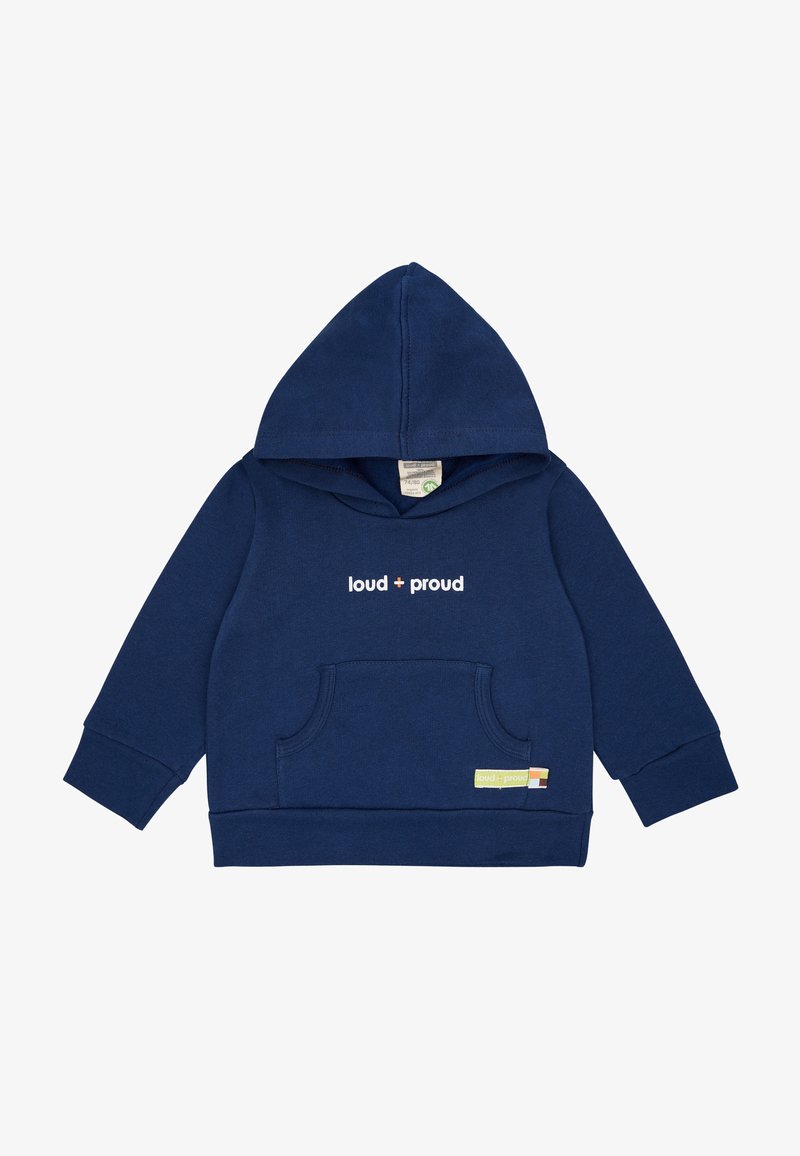 Felpa blu navy con cappuccio in cotone, caratterizzata da tasca frontale a marsupio, testo bianco "loud + proud" e piccola etichetta verde e rossa.