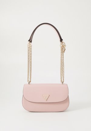 Sac à main en simili cuir rose avec un logo triangulaire en or, une seule poignée supérieure et des doubles chaînes. Texture lisse avec un fermoir rabat.