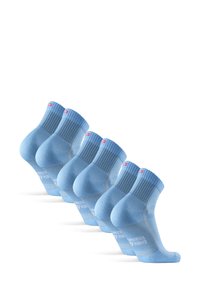 Calzini alla caviglia di colore blu chiaro disposti in fila, con polsini a coste e una texture liscia. Inclusa una piccola etichetta rossa e bianca.
