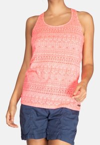 Top de tirantes coral claro con textura estampada, tirantes anchos y escote redondo; combinado con pantalones cortos azul marino. Diseño simple, tejido ligero.