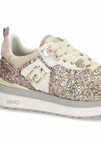 Damen-Sneaker mit beigen Schnürsenkeln, glitzernden roségoldenen und silbernen Pailletten, goldfarbener Logo-Akzent und weißer strukturierter Sohle mit Markenname.