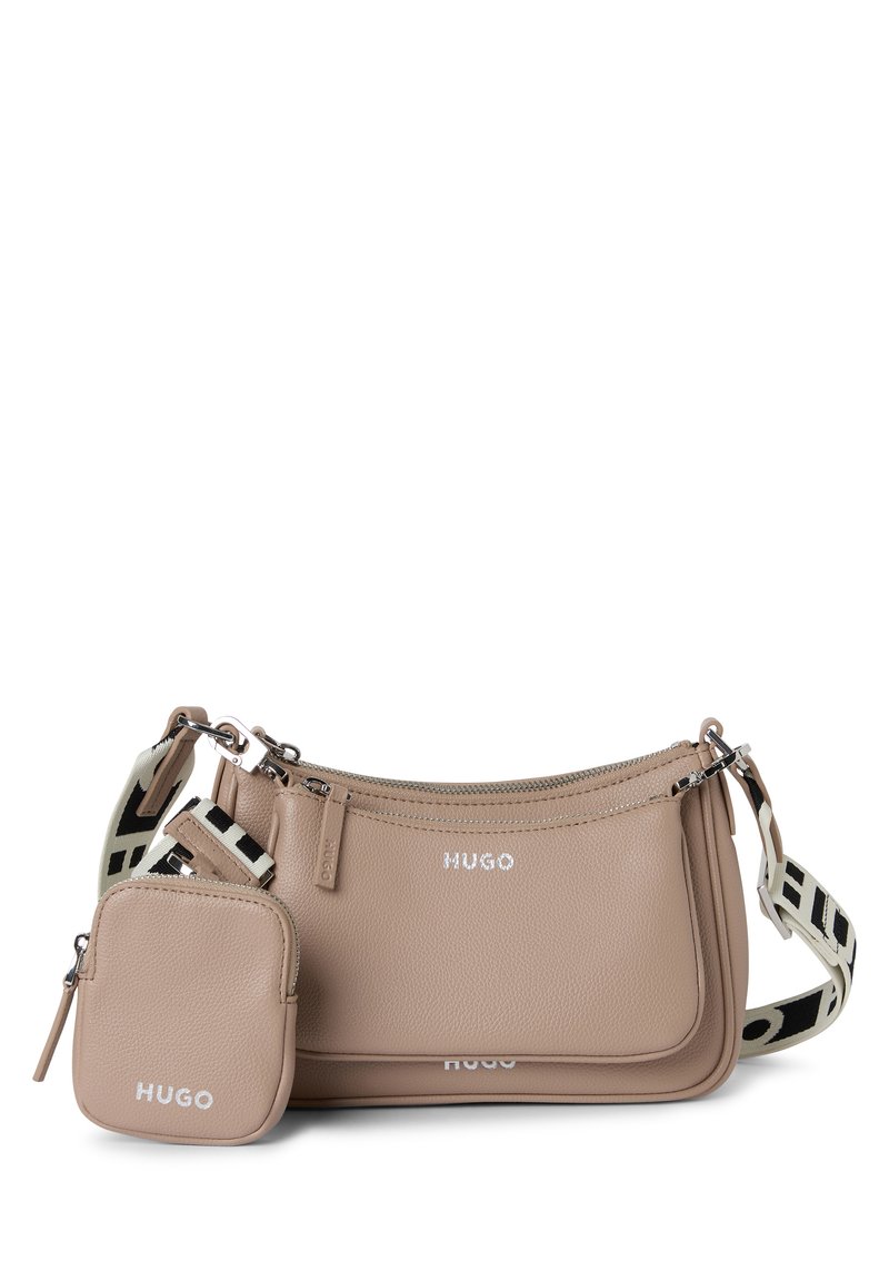 Beige Leder Schultertasche mit einem Reißverschlussfach, ausgestattet mit einem abnehmbaren kleinen Beutel, einem schwarz-weißen gemusterten Gurt und einem eingeprägten Logo.