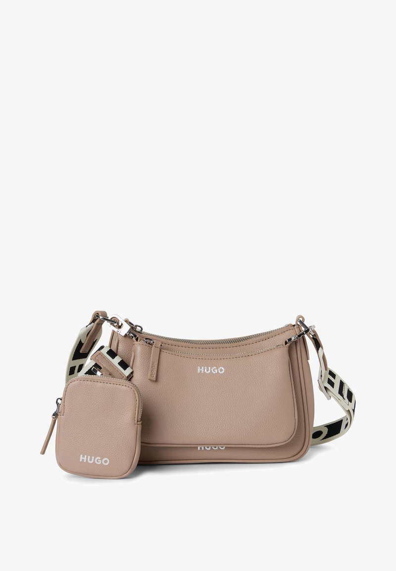 Beige Leder Schultertasche mit einem Reißverschlussfach, ausgestattet mit einem abnehmbaren kleinen Beutel, einem schwarz-weißen gemusterten Gurt und einem eingeprägten Logo.