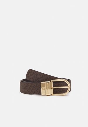 Brązowy skórzany pasek z wzorem, ze złotą klamrą z wygrawerowanym logo "Michael Kors", zwinięty na białym tle.