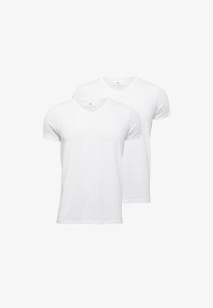 To hvide V-hals t-shirts lavet af blødt bomuld. Tætsiddende snit med korte ærmer og en glat tekstur. Ingen synlige mønstre eller accenter.
