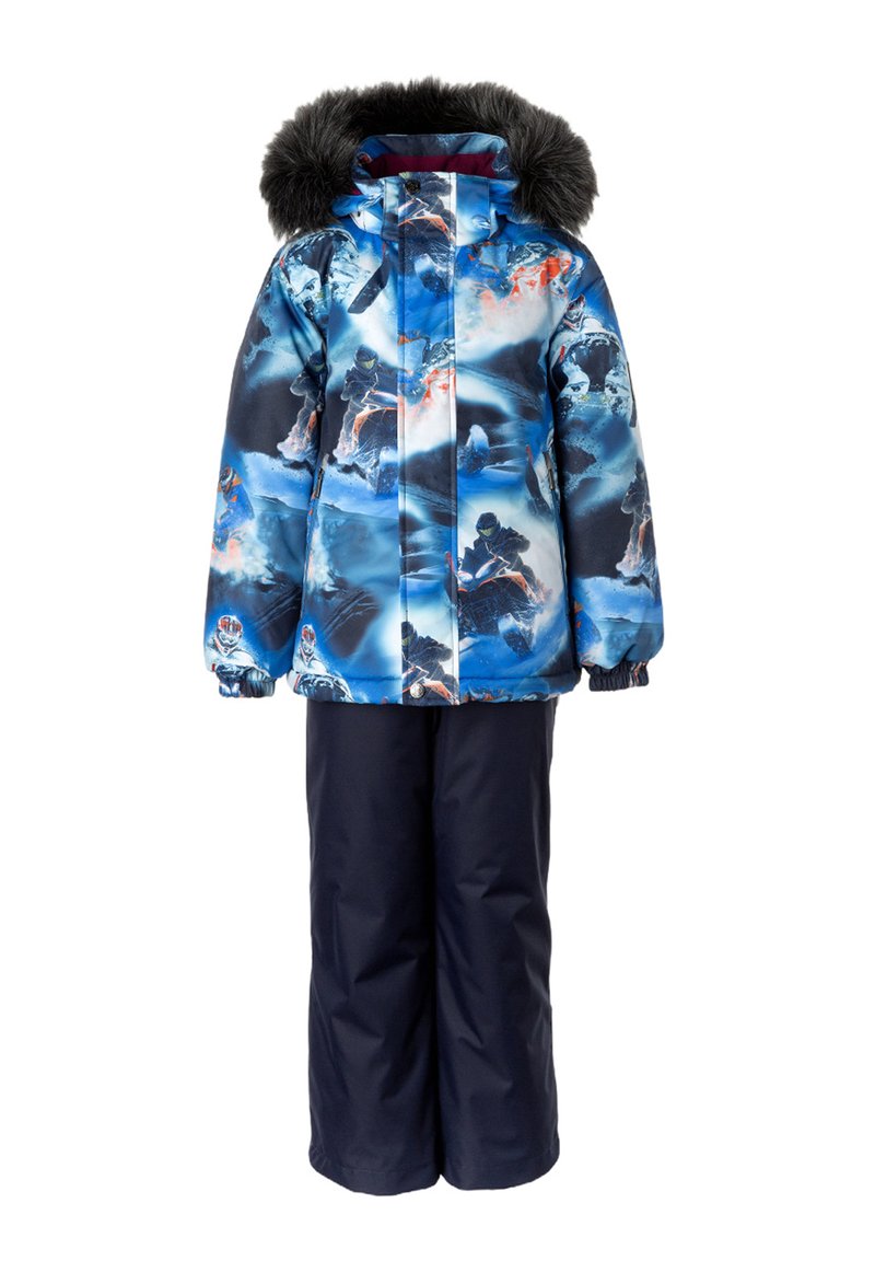 Bērnu zils ziemas snowsuits ar melnu sniega motociklu rakstu, noņemamu melnu kažokādas oderi un viendabīgām tumši zila sniega biksēm.
