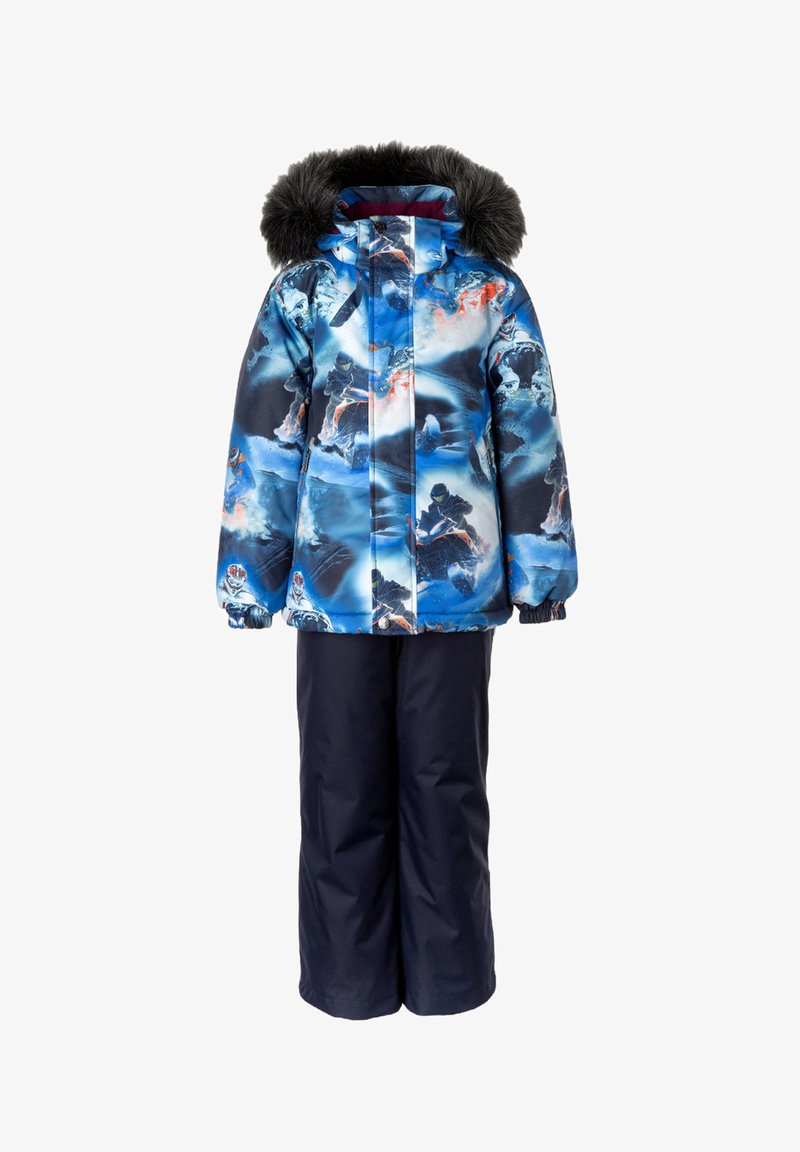 Bērnu zils ziemas snowsuits ar melnu sniega motociklu rakstu, noņemamu melnu kažokādas oderi un viendabīgām tumši zila sniega biksēm.