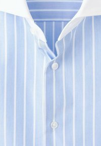 Svetlo modra srajca s belimi navpičnimi črtami, teksturiranega blaga in belim ovratnikom. Ima majhne bele gumbe in obliko z ostrim ovratnikom.