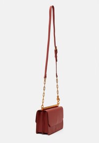 Borsa a tracolla rossa in pelle con catena oro removibile, forma rettangolare, chiusura a pattina e due scomparti. Texture liscia.