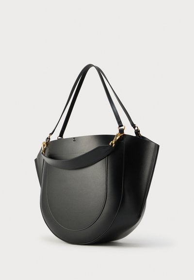 Μαύρη δερμάτινη τσάντα ώμου με καμπυλωτό σχήμα, με λείο υφή, διπλές λαβές και χρυσούς μεταλλικούς λεπτομερείς.