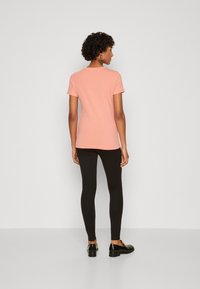 Guess MINI TRIANGLE TEE - Paprasti marškinėliai - peach coral
