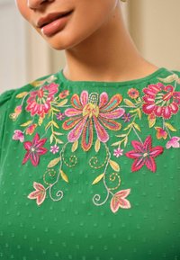 Love & Roses REGULAR FIT - EMBROIDERED CREW NECK SLEEVE MIDI - Maxi šaty - green floral