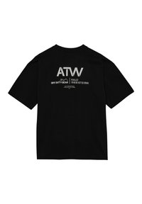 Czarny t-shirt z krótkim rękawem z białym nadrukiem "ATW HALO OFF DUTY GEAR" oraz cyframi na górnej części pleców.