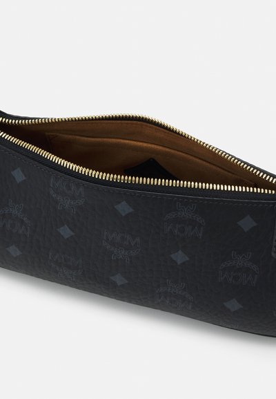 Schwarze Leder-Clutch mit strukturiertem Oberflächen, geprägtem Logo-Muster, goldenem Reißverschluss und braunem Innenfutter.