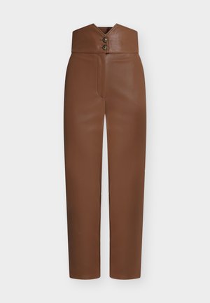 Pantalon marron en similicuir taille haute avec une ceinture large en forme de V et deux boutons décoratifs à l'avant.
