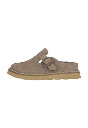 Wildleder-Clogs in Hellbraun mit abgerundeter Spitze, offener Rückseite, verstellbarem Schnallenverschluss und einer strukturierten Gummisohle. Einfaches, funktionales Design.