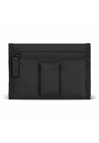 Zwart minimalistisch creditcardhouder gemaakt van glad materiaal, met een voorvak, een ritscompartiment en gestructureerde zijaccenten.