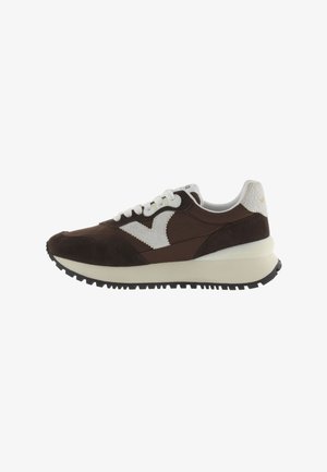 Sneaker in suede marrone con dettagli in pelle bianca, logo laterale testurizzato, design con lacci e suola in gomma nera. Stile atletico classico.