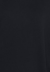 Tessuto di cotone nero con una superficie liscia, caratterizzato da un colore solido e un design semplice. Nessun motivo o accessorio visibile.