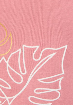 Tissu rose avec des motifs abstraits de feuilles et de volutes brodés en blanc et jaune.