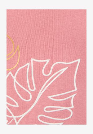 Tissu rose avec des motifs abstraits de feuilles et de volutes brodés en blanc et jaune.