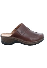 Bruine leren klompen met een instapontwerp, gevoerd voetbed en een getextureerde bruine rubberen zool, met een subtiele logo aan de zijkant.